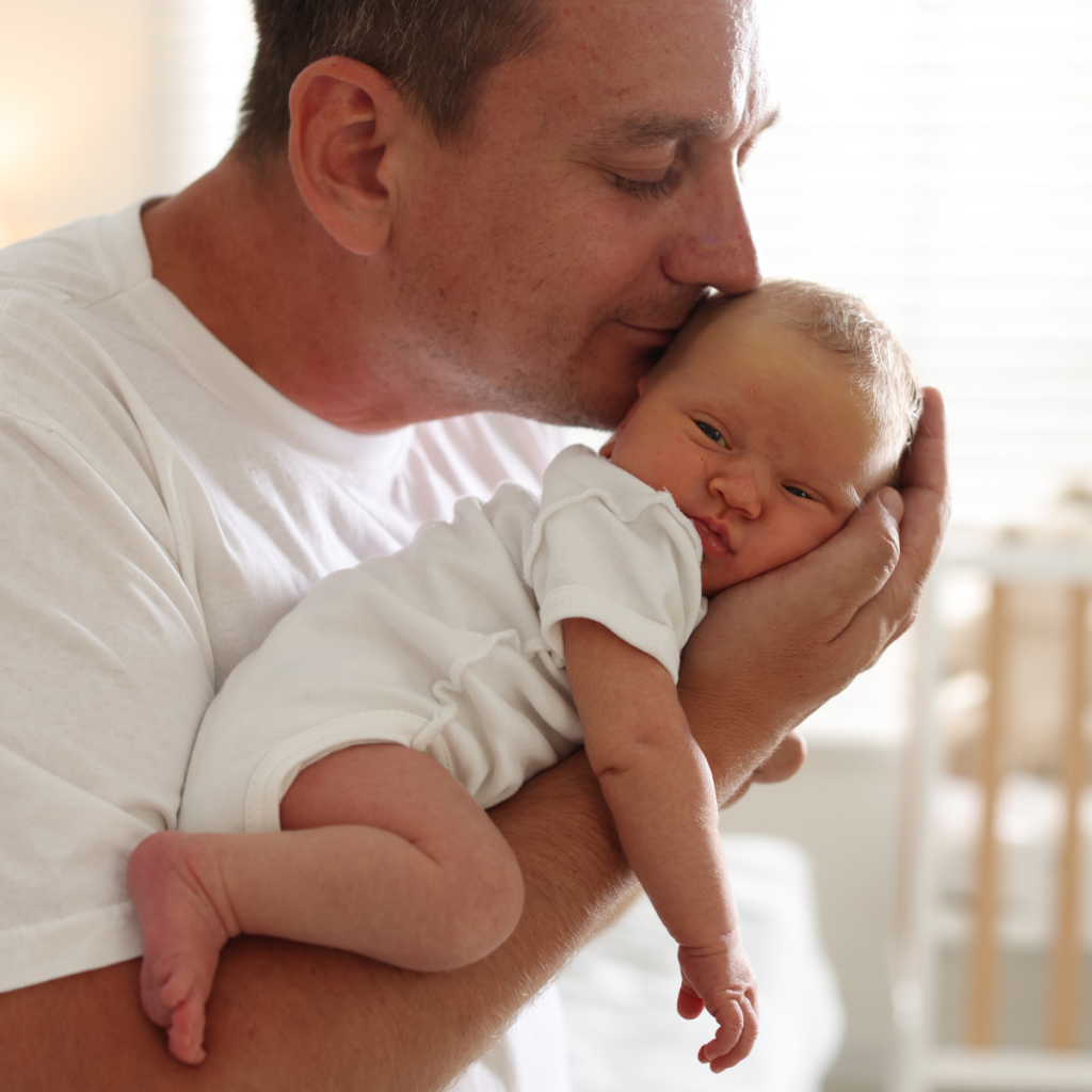 Urlop “tacierzyński” nie istnieje! Poradnik dla mediów